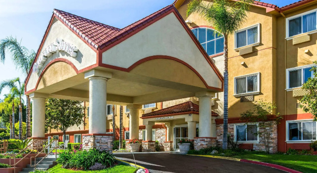 Четырёхместный номер Standard Comfort Suites Near Six Flags Magic Mountain