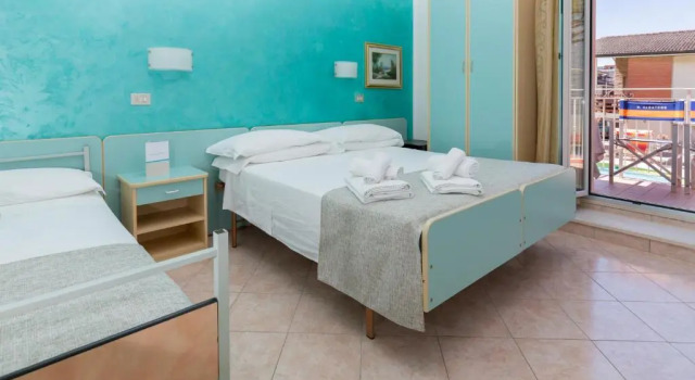 Четырёхместный номер Standard с балконом Hotel Albatros