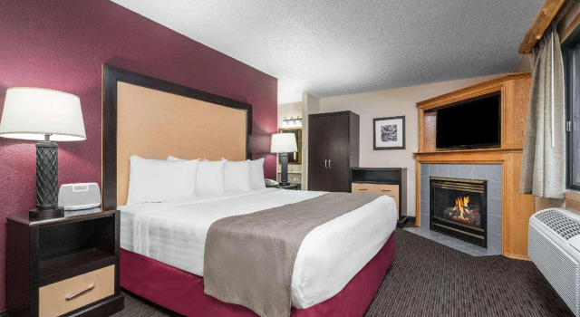Двухместный люкс Superior AmericInn by Wyndham Detroit Lakes