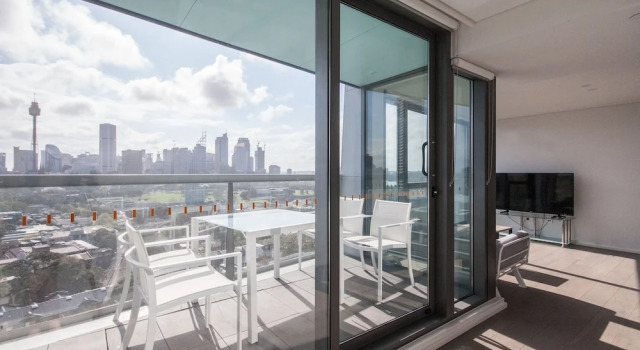 Апартаменты Luxury с 2 комнатами с балконом Modern 2 Bedroom Potts Point Apartment