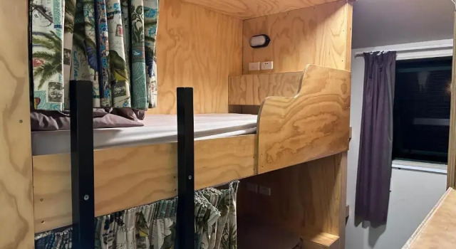 Кровать в общем номере Fox Glacier Lodge