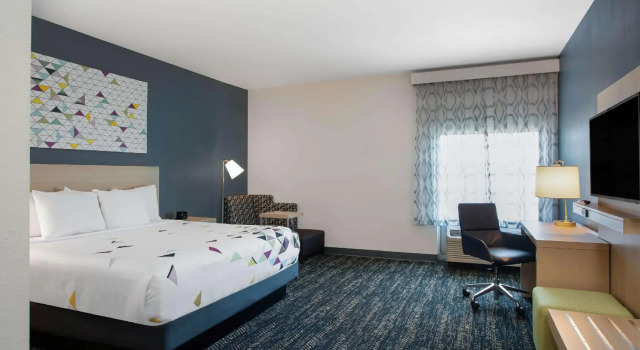 Двухместный люкс La Quinta Inn & Suites by Wyndham Manassas, VA- Dulles Airport