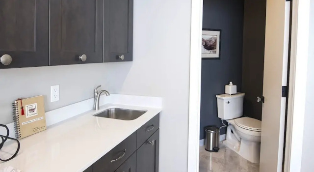 Коттедж с балконом Coldstream Townhome 15