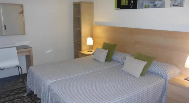 Двухместный номер Standard с балконом Hostal Eixample