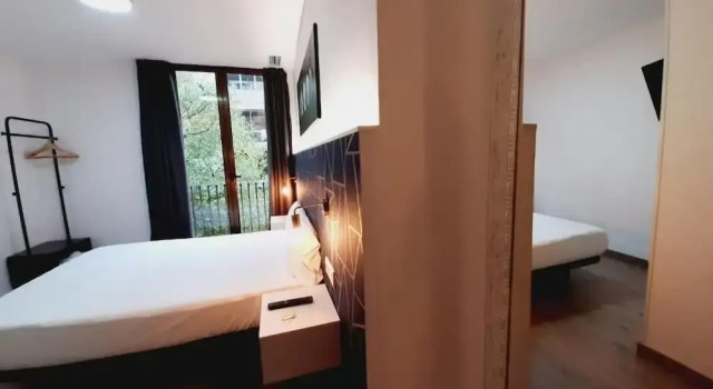 Hostal Laia by gaiarooms, Забронировать Хостел Эшампле Барселона, рядом с Eixample Theatre