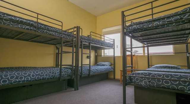 Кровать в общем номере YHA Hobart Central