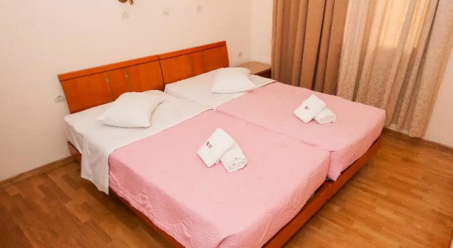 Четырёхместный номер Standard с балконом Cecil Hotel