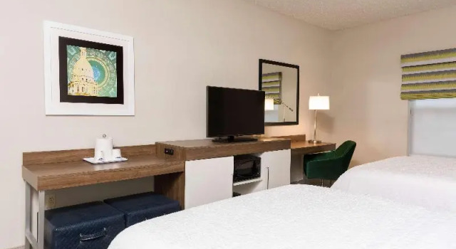 Шестиместный номер Standard Hampton Inn & Suites East Lansing