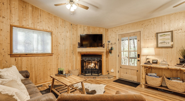 5 Mi to Helen: Woodsy Oasis w/ Hot Tub & Fire Pit!