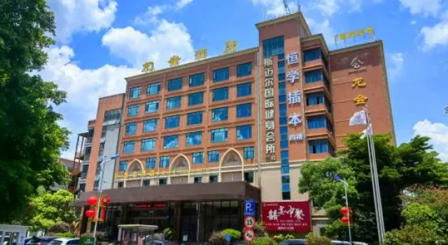 Longhui Hotel Guangzhou (Yingfu Road Branch), Boek Hotel Hotels in Guangdong met parkeren, Parkeren