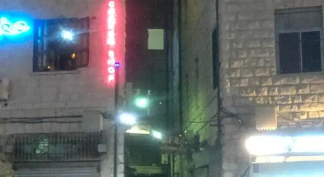 Кровать в общем номере Mansour Hotel