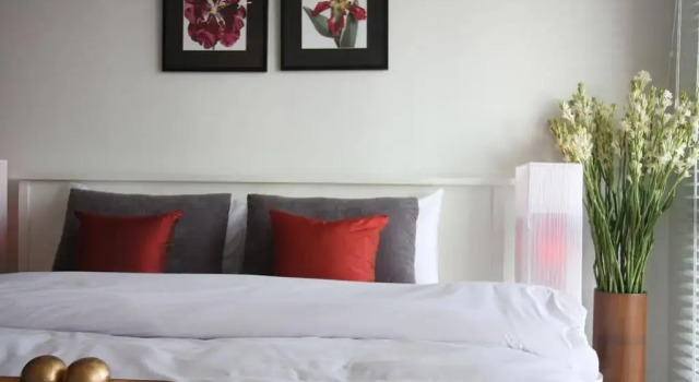 Two Villas Holiday Phuket: Two Villas Suite Serviced Apartment Nai Harn Beach
