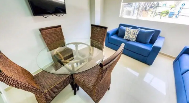 Кровать в общем номере с 6 комнатами White Coral ApartaSuites