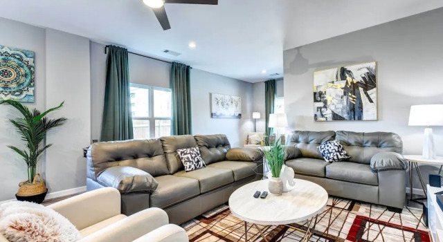 Arlington Home w/ Yard: 2 Mi to At&t Stadium!, Забронировать Дом для отпуска Отели Арлингтон с парковкой, рядом с Arlington Museum of Art, Парковка