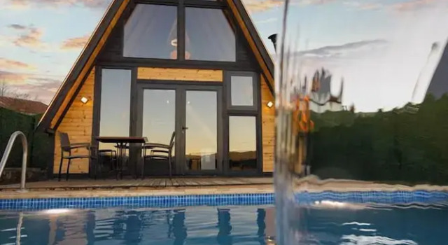 Бунгало с видом на бассейн Village Life Bungalows