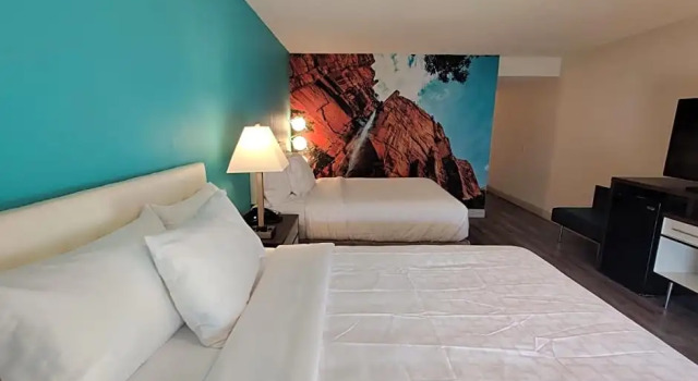 Четырёхместный номер Standard Days Inn Fresno North