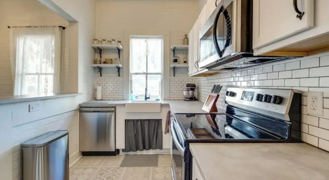 Коттедж Charming 100-year-old Home < 1 Mi to Downtown