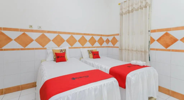 Standard Twin room RedDoorz Syariah at Mojosari