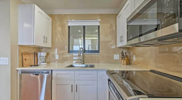 Апартаменты Modern Waterfront Hudson Condo w/ Resort Pool!