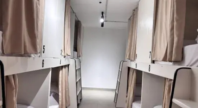 Vuode makuusalissa Galaxy hostel