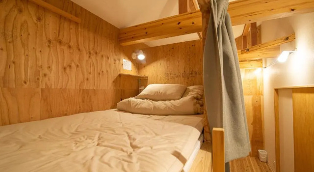 Кровать в общем номере BED N CHILL Shippoya 七宝屋