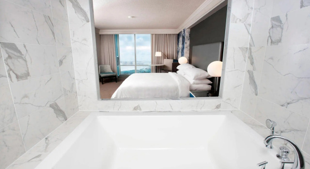 Двухместный номер Fallsview Premier Niagara Falls Marriott on the Falls