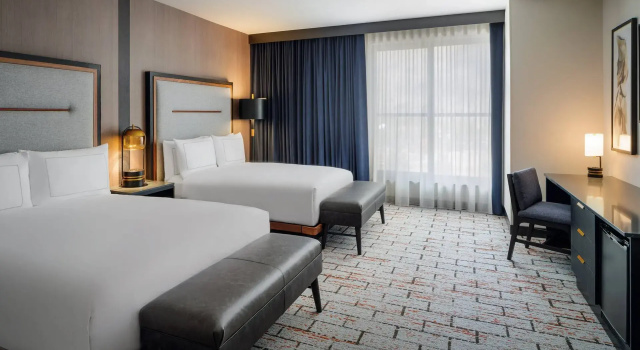 Четырёхместный номер Standard с балконом The Hoffmann Hotel Basalt Aspen Tapestry Collection Hilton