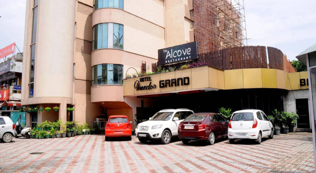 OYO 16006 Hotel Meedo's Grand, Rezervovat Hotel Déhrádún Uttarakhand