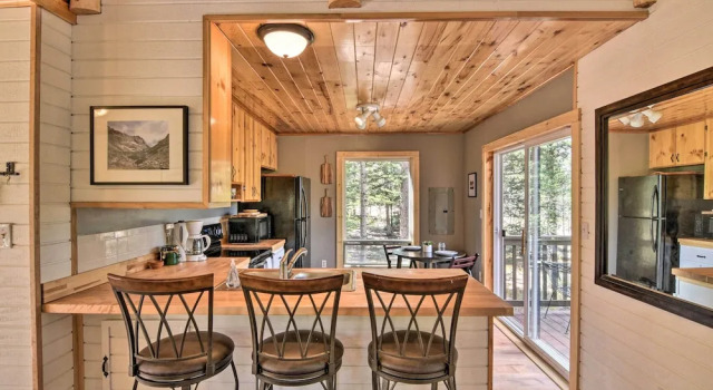 Woodsy Cabin Hideaway w/ Deck: Hike, Fish, Escape, Забронировать Дом для отпуска Комо США