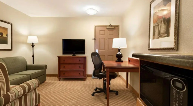 Двухместный люкс c 1 комнатой Country Inn & Suites by Radisson, Peoria North, IL