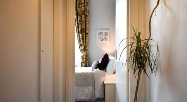 Spacious and Stylish 1 Bedroom Flat in Heart of Hove, Забронировать Отель Хов 