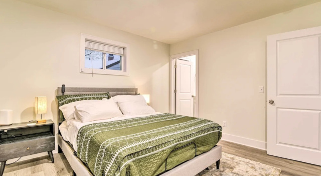 Коттедж с 2 комнатами с балконом Stylish Retreat w/ Yard < 5 Mi to MSU Campus