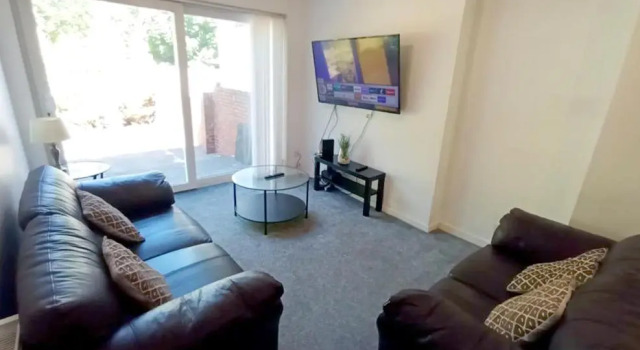 Cozy 4 Bedroom House in Smethwick with 4 bathrooms perfect for contractors and families, Book Hotel Hoteller i Smethwick med parkering, Parkering