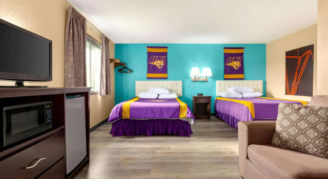 Четырёхместный номер Deluxe Howard Johnson by Wyndham Waterloo/Cedar Falls