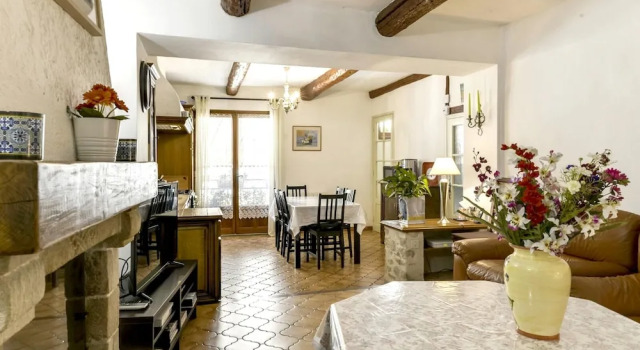 House With 2 Bedrooms in Malaucène, With Wonderful City View, Furnishe, Забронировать Отель Отели Малосен с парковкой, рядом с Укрепленная церковь Сен-Пьер-Сен-Мишель, Парковка