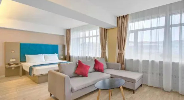 Двухместный люкс Homeinn Selected Hotel (Qitaihe Pedestrian Street Bus Station Financial Building)