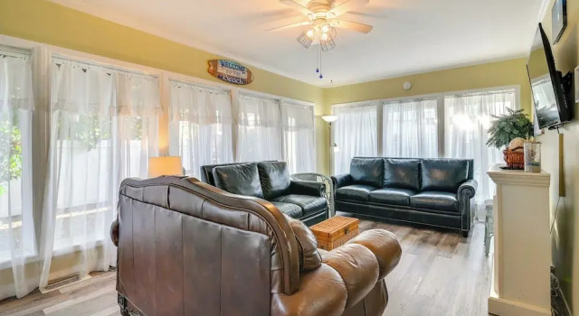 Steps to Ocean: Surfside Beach Home w/ Patio, Забронировать Дом для отпуска Коттеджи Южной Каролины, Коттедж