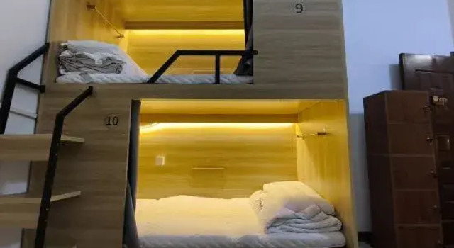 Кровать в общем номере (мужской номер) Mangshi Youwang Hostel