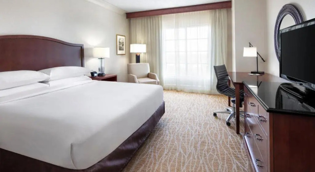 Двухместный люкс Deluxe с 2 комнатами DoubleTree by Hilton Sunrise - Sawgrass Mills