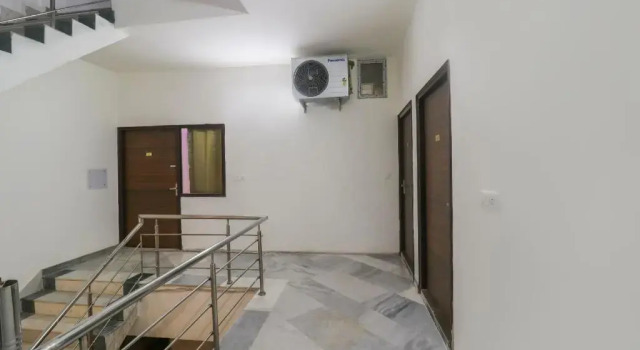 Hotel Legend by OYO Rooms, Забронировать Отель Нью-Дели Национальный столичный округ Дели, рядом с Australian High Commission