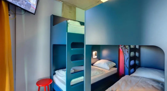 Кровать в общем номере (женский номер) MEININGER Hotel Berlin East Side Gallery