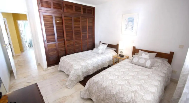 House With 2 Bedrooms in Carvoeiro, With Wonderful sea View, Shared Pool, Furnished Garden, Rezerwuj Hotel Hotele w Algarve z parkingiem, Parking