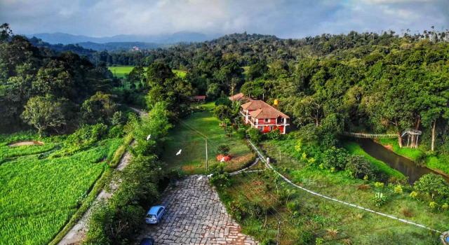 Streamedge Sakleshpur, Boek Hotel Hotels in Hanbal met zwembad, Zwembad
