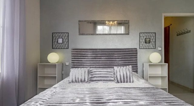 Enticing Holiday Home in Tulle with Garden, Rezerwuj Hotel Tulle Correze