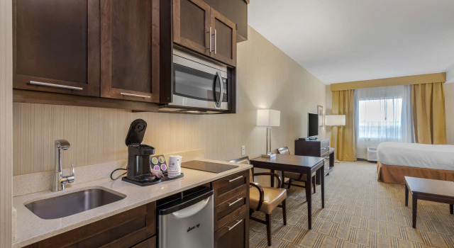 Люкс с 2 комнатами Best Western Plus Chateau Fort St. John
