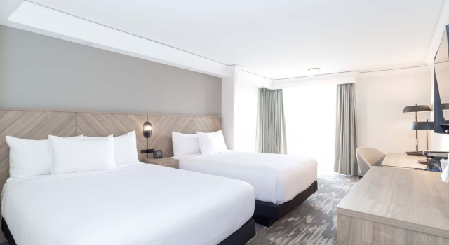 Номер Standard Sandman Signature Toronto Airport Hotel