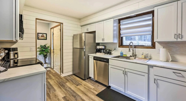 Коттедж Holiday Island Home: Mountain View + Hot Tub