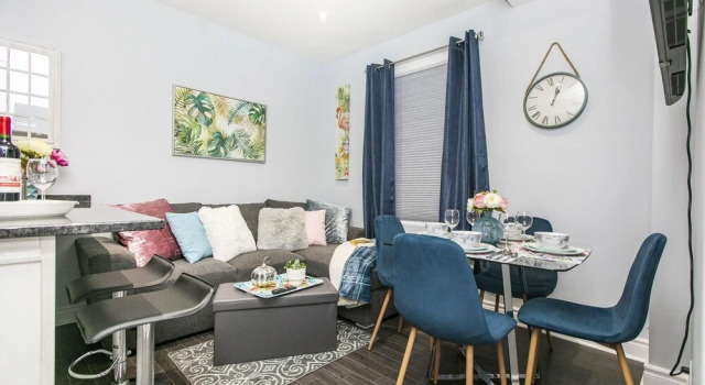 Newly Renovated - 2BR - Steps to Little Italy, Varaa Hotelli Ottawa 