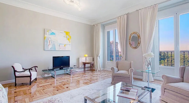 Large 3 Bd Apartm 200 m Square With View to the Royal Palace. Palacio, Забронировать Отель Мадрид Провинция Мадрид, рядом с Церковь Сан-Педро-Эль-Вьехо