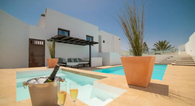 6 Bedroom Luxury Villa 300m from the water front